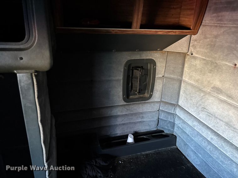 image for item FG0002 1994 Peterbilt 379 semi truck