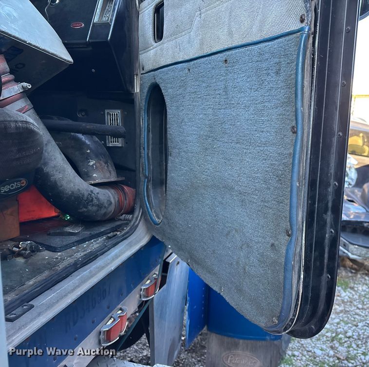 image for item FG0002 1994 Peterbilt 379 semi truck