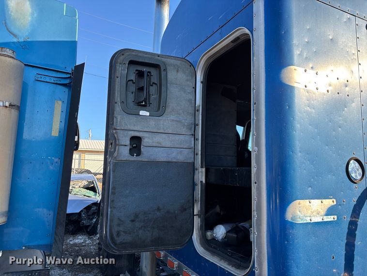 image for item FG0002 1994 Peterbilt 379 semi truck