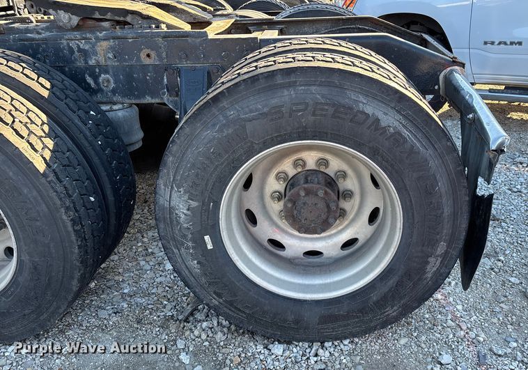 image for item FG0002 1994 Peterbilt 379 semi truck