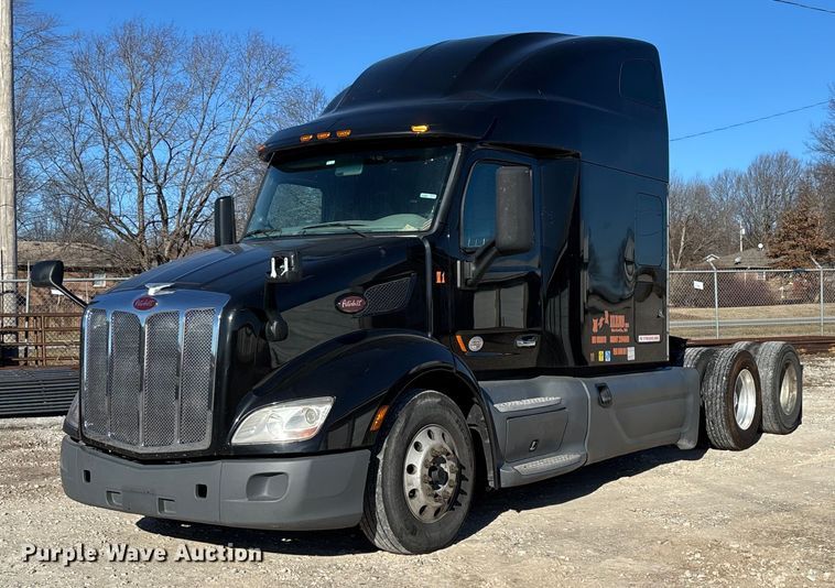 image for item FG0003 2020 Peterbilt 579 semi truck