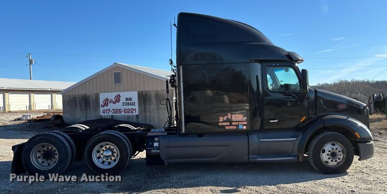 image for item FG0003 2020 Peterbilt 579 semi truck