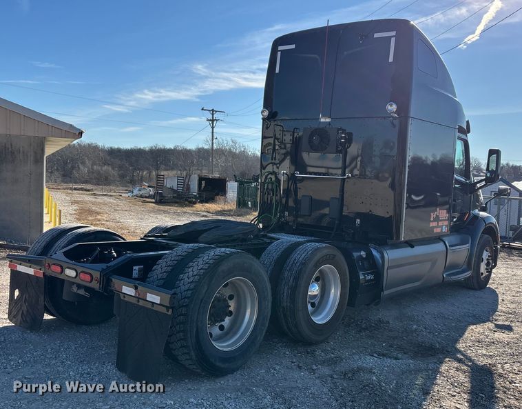 image for item FG0003 2020 Peterbilt 579 semi truck