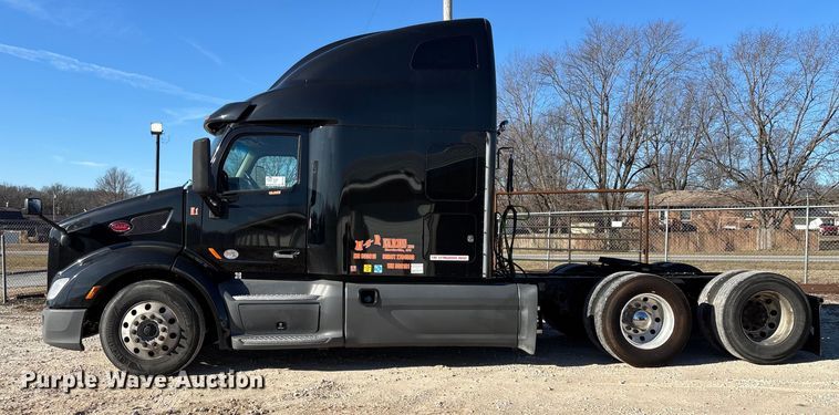 image for item FG0003 2020 Peterbilt 579 semi truck