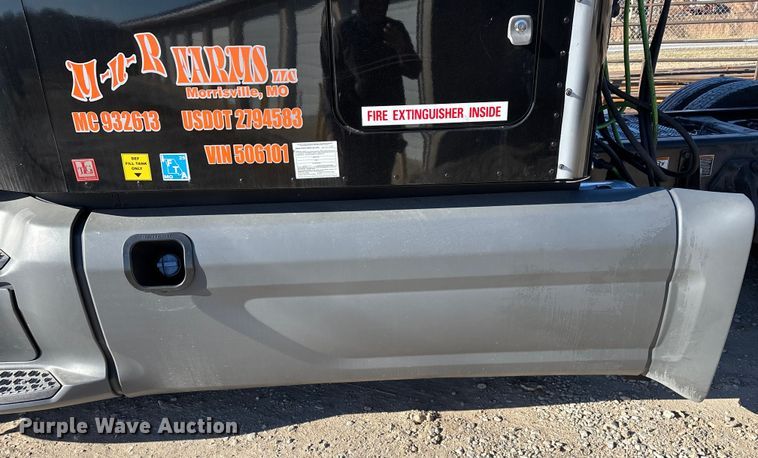 image for item FG0003 2020 Peterbilt 579 semi truck