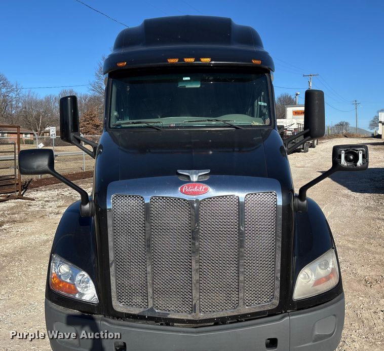 image for item FG0003 2020 Peterbilt 579 semi truck