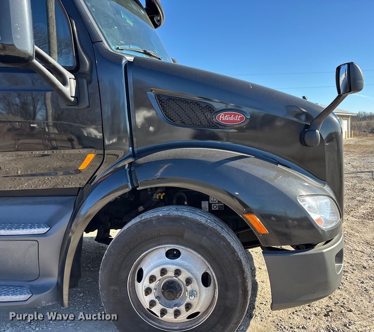 image for item FG0003 2020 Peterbilt 579 semi truck