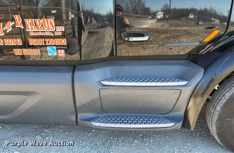 image for item FG0003 2020 Peterbilt 579 semi truck