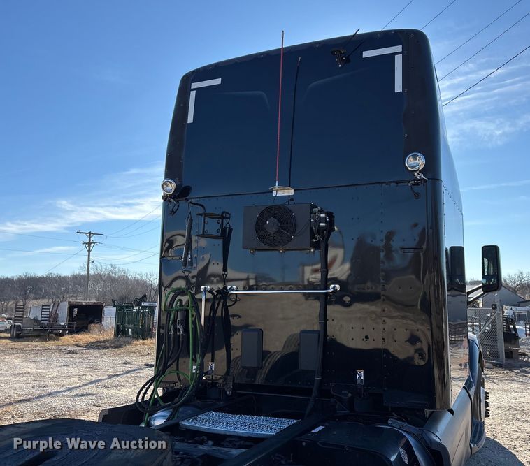 image for item FG0003 2020 Peterbilt 579 semi truck