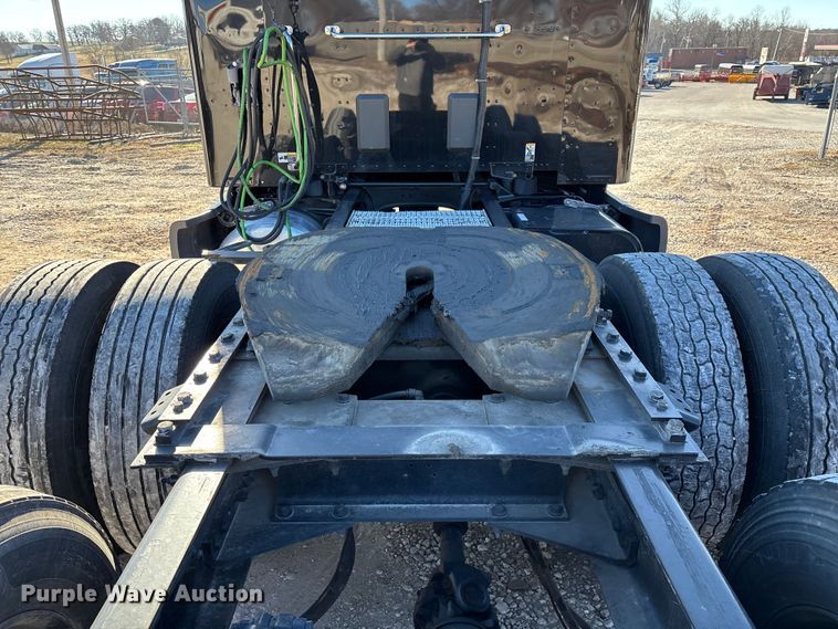 image for item FG0003 2020 Peterbilt 579 semi truck