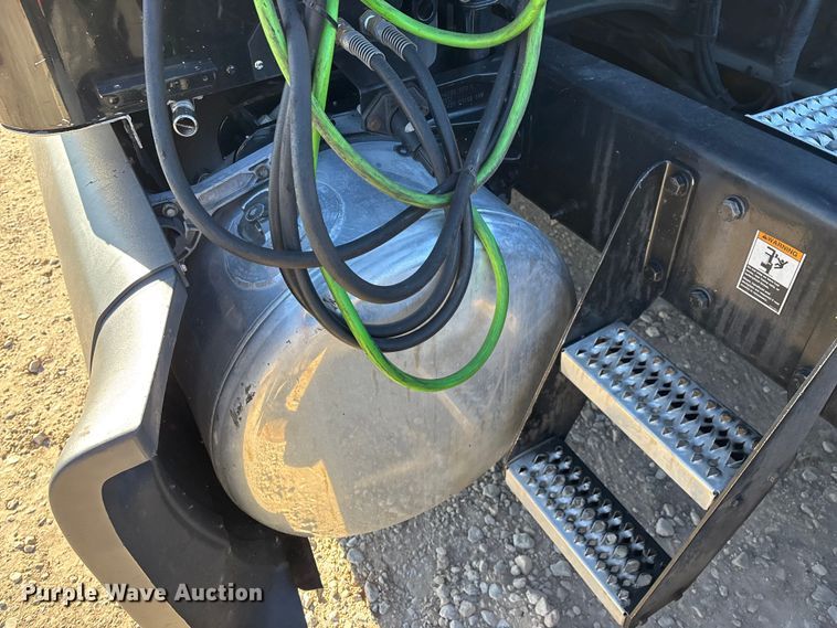 image for item FG0003 2020 Peterbilt 579 semi truck