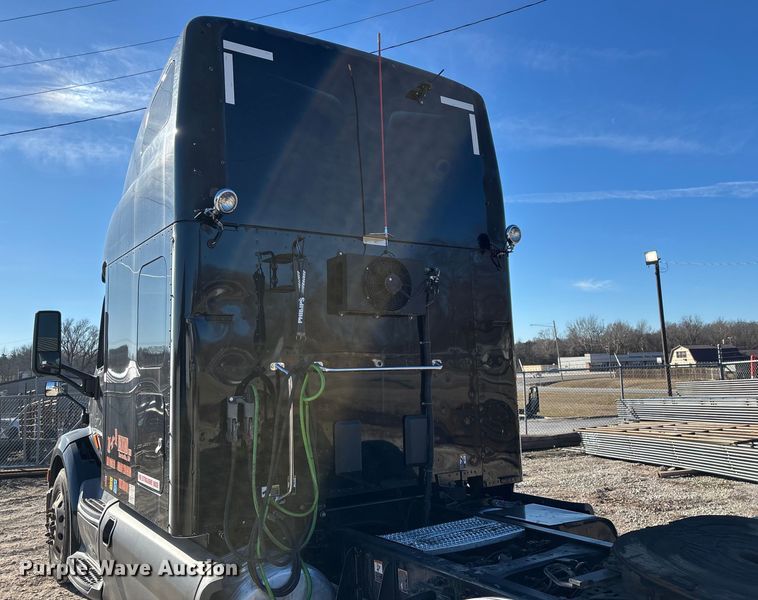 image for item FG0003 2020 Peterbilt 579 semi truck