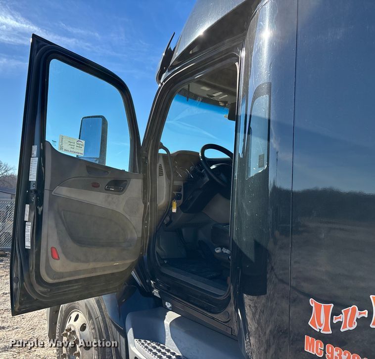 image for item FG0003 2020 Peterbilt 579 semi truck