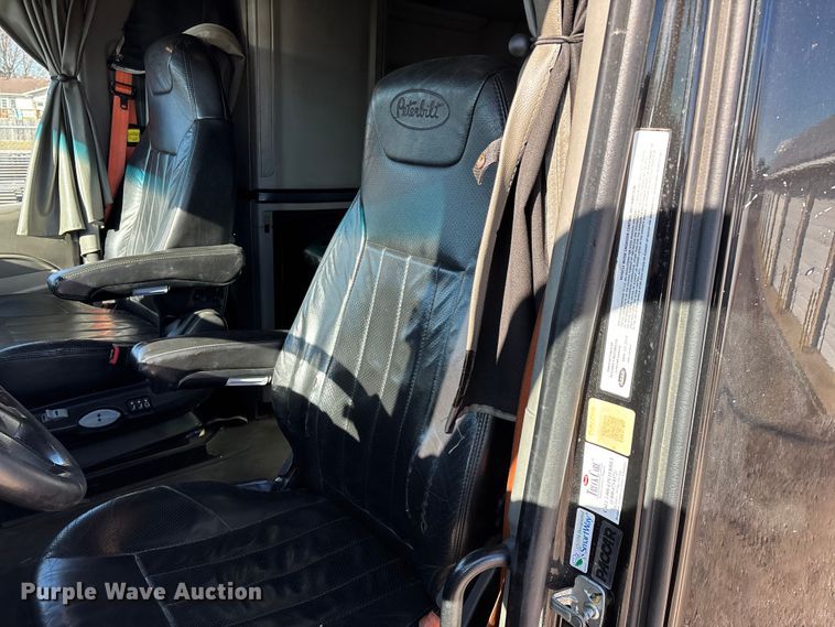 image for item FG0003 2020 Peterbilt 579 semi truck