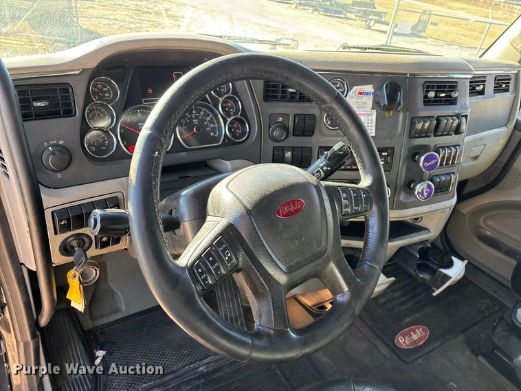 image for item FG0003 2020 Peterbilt 579 semi truck