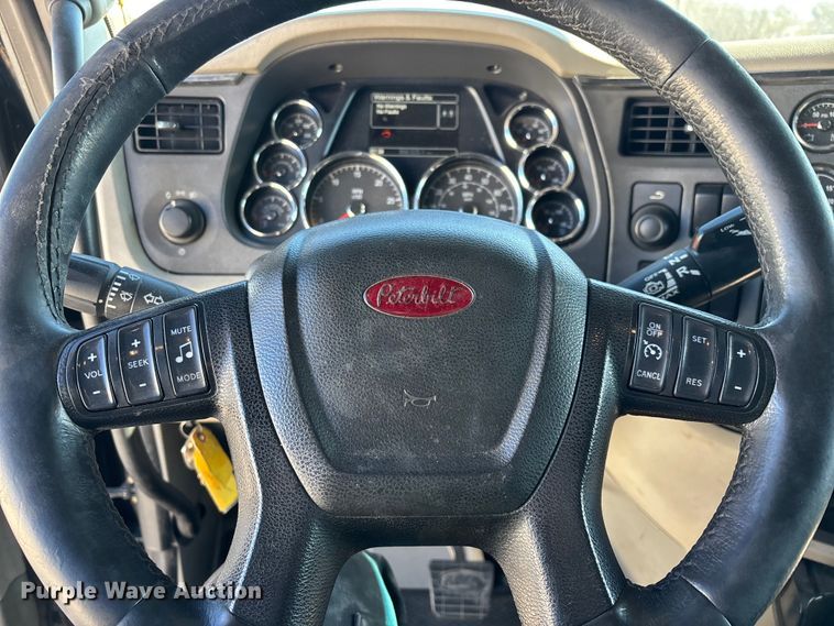 image for item FG0003 2020 Peterbilt 579 semi truck