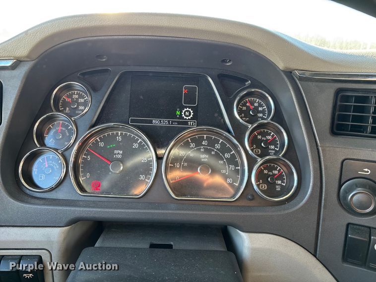 image for item FG0003 2020 Peterbilt 579 semi truck