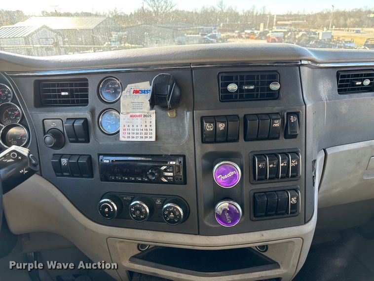 image for item FG0003 2020 Peterbilt 579 semi truck