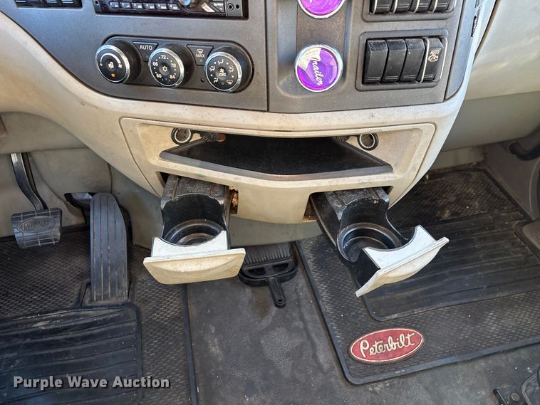 image for item FG0003 2020 Peterbilt 579 semi truck