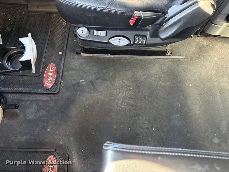 image for item FG0003 2020 Peterbilt 579 semi truck