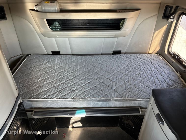 image for item FG0003 2020 Peterbilt 579 semi truck