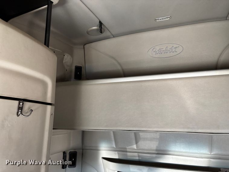 image for item FG0003 2020 Peterbilt 579 semi truck