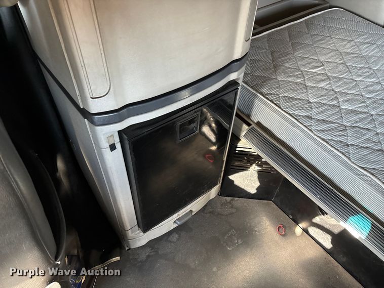 image for item FG0003 2020 Peterbilt 579 semi truck