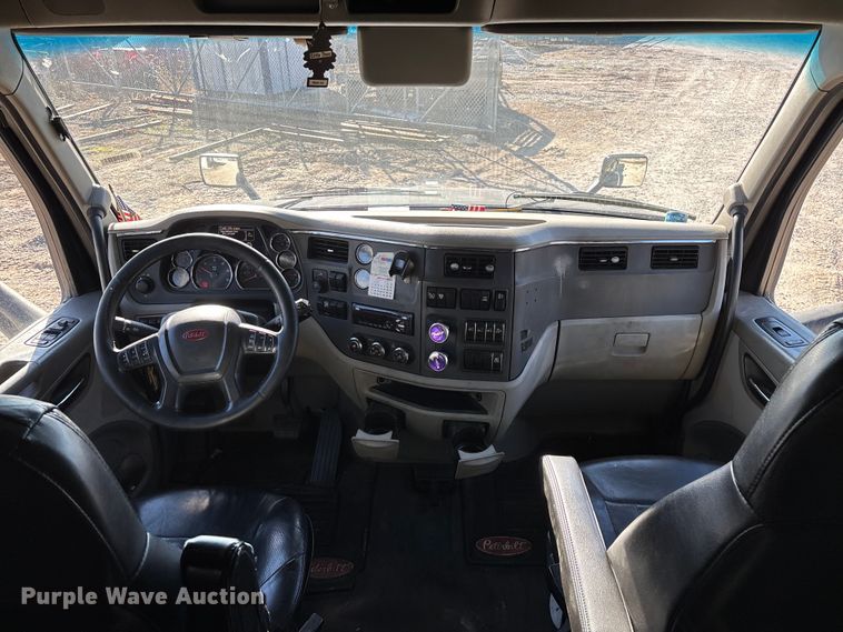 image for item FG0003 2020 Peterbilt 579 semi truck