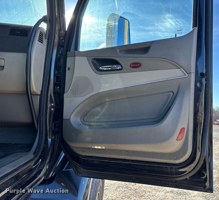 image for item FG0003 2020 Peterbilt 579 semi truck