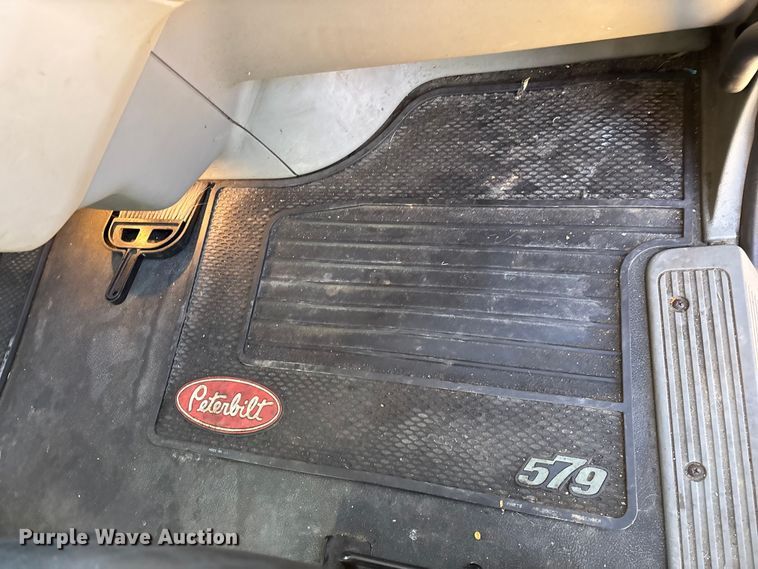 image for item FG0003 2020 Peterbilt 579 semi truck