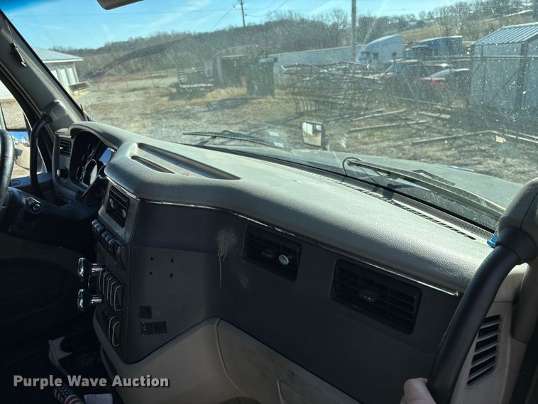 image for item FG0003 2020 Peterbilt 579 semi truck