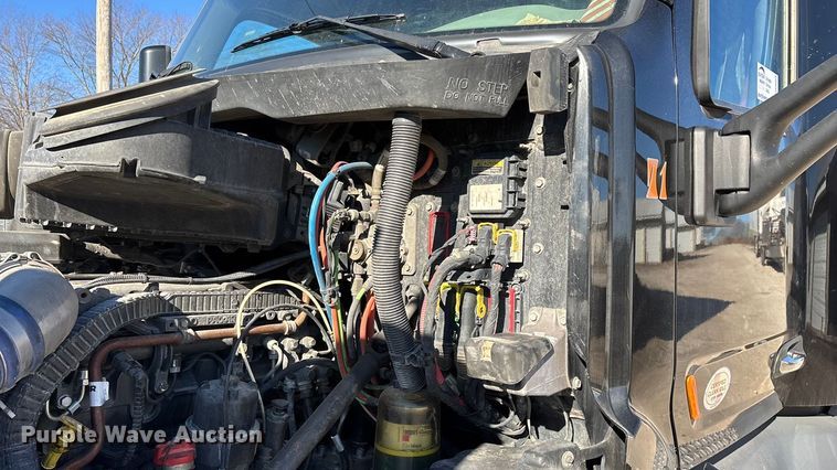 image for item FG0003 2020 Peterbilt 579 semi truck