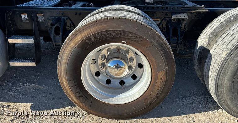 image for item FG0003 2020 Peterbilt 579 semi truck