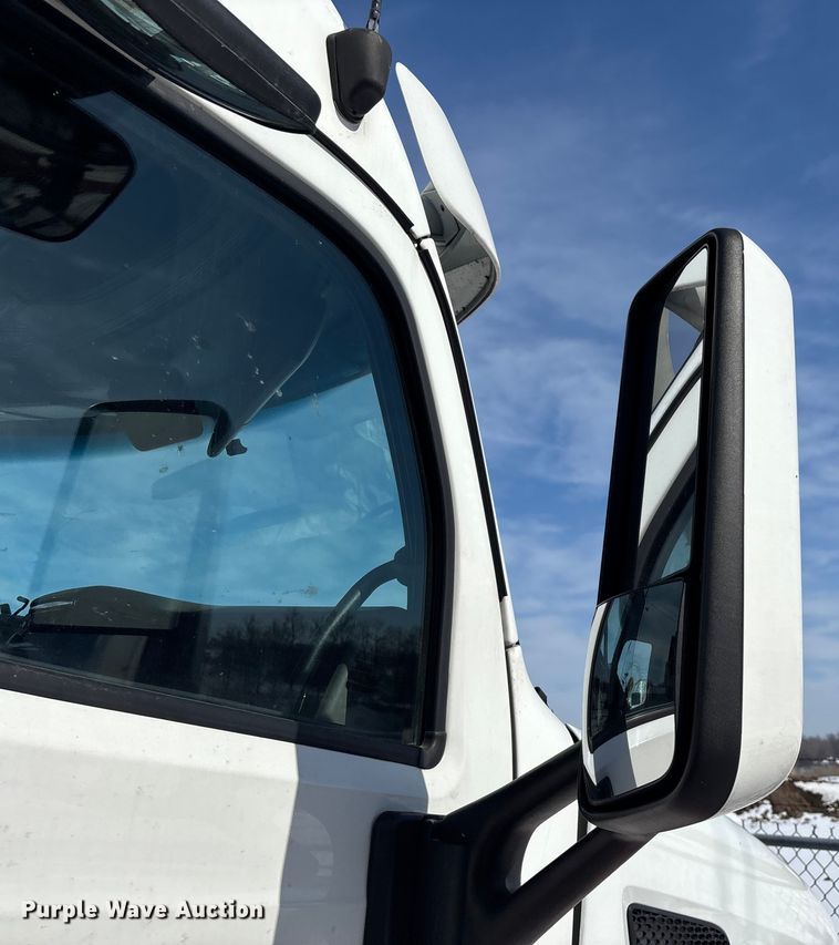 image for item FG0004 2015 Peterbilt 579 semi truck