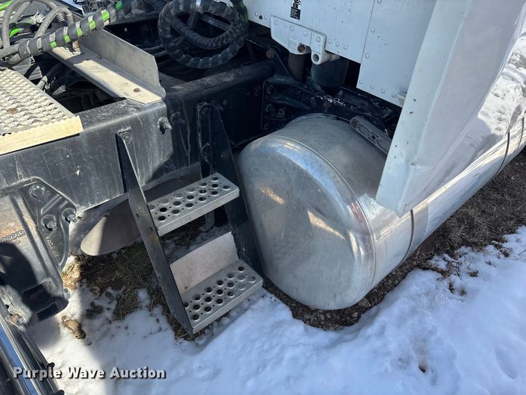 image for item FG0004 2015 Peterbilt 579 semi truck