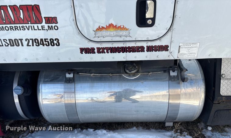 image for item FG0004 2015 Peterbilt 579 semi truck