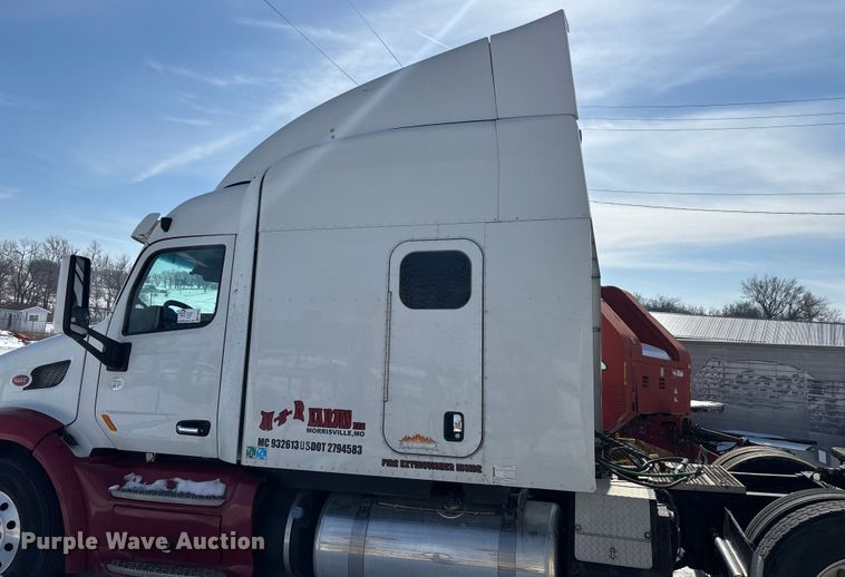 image for item FG0004 2015 Peterbilt 579 semi truck