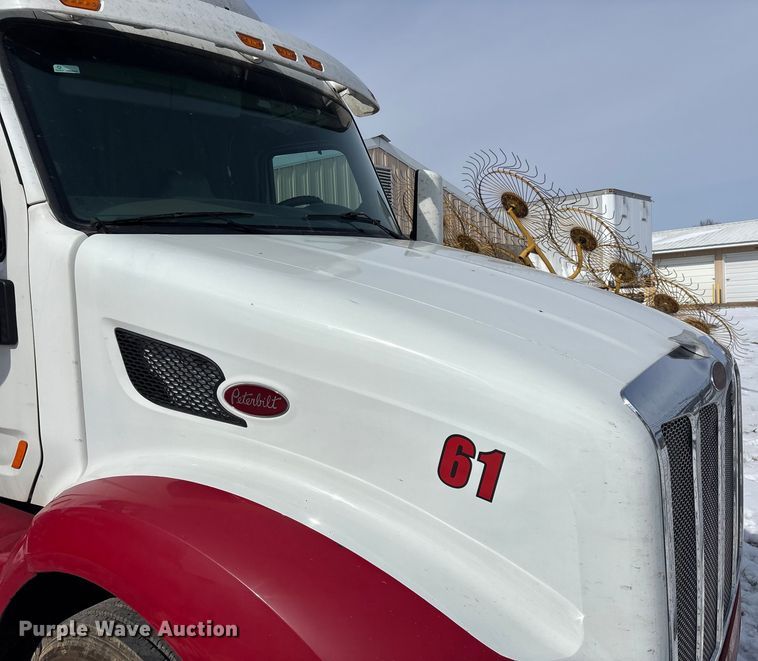 image for item FG0004 2015 Peterbilt 579 semi truck
