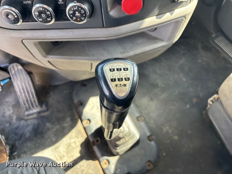 image for item FG0004 2015 Peterbilt 579 semi truck
