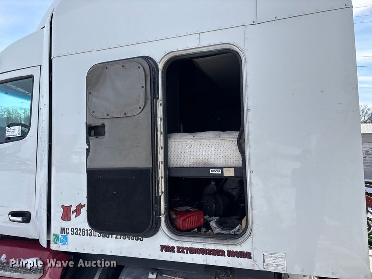 image for item FG0004 2015 Peterbilt 579 semi truck