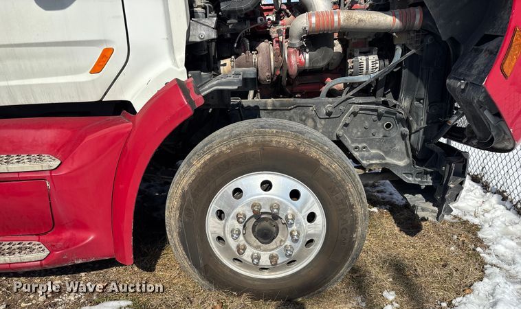 image for item FG0004 2015 Peterbilt 579 semi truck