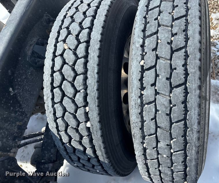 image for item FG0004 2015 Peterbilt 579 semi truck