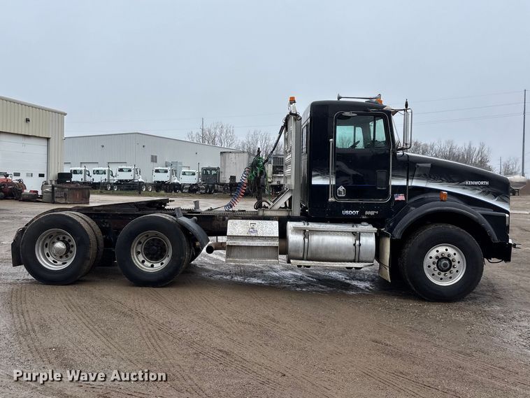 image for item FG0218 2004 Kenworth T800B semi truck