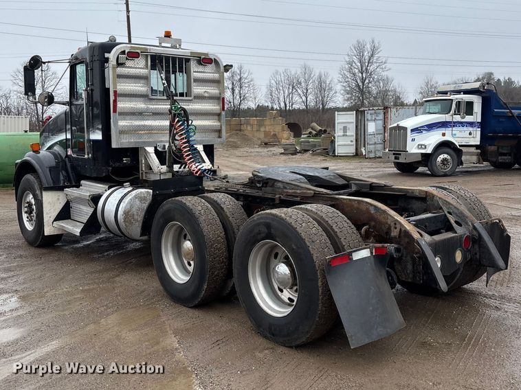 image for item FG0218 2004 Kenworth T800B semi truck