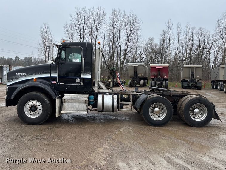 image for item FG0218 2004 Kenworth T800B semi truck