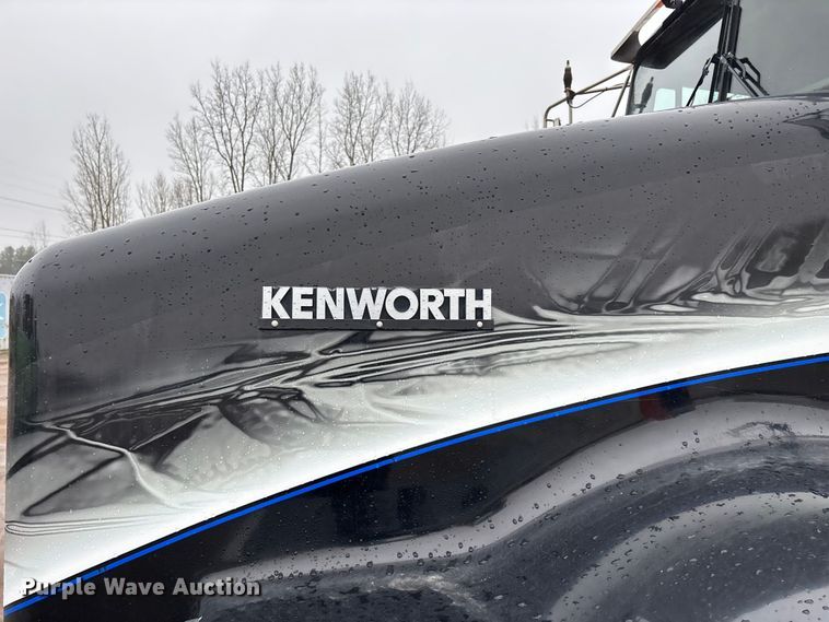 image for item FG0218 2004 Kenworth T800B semi truck