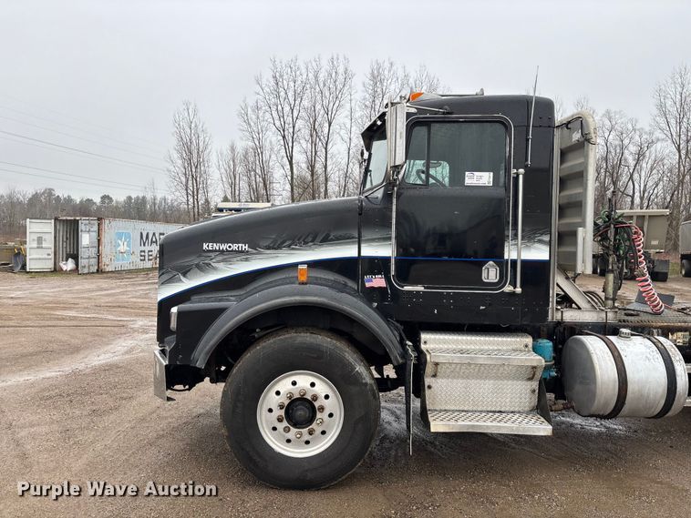 image for item FG0218 2004 Kenworth T800B semi truck
