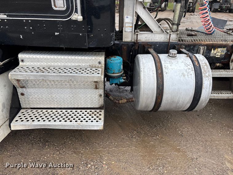 image for item FG0218 2004 Kenworth T800B semi truck