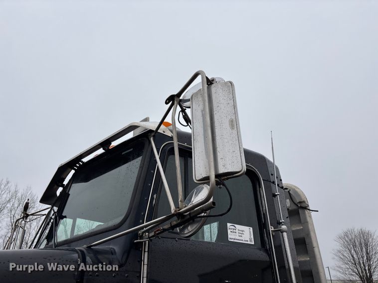 image for item FG0218 2004 Kenworth T800B semi truck