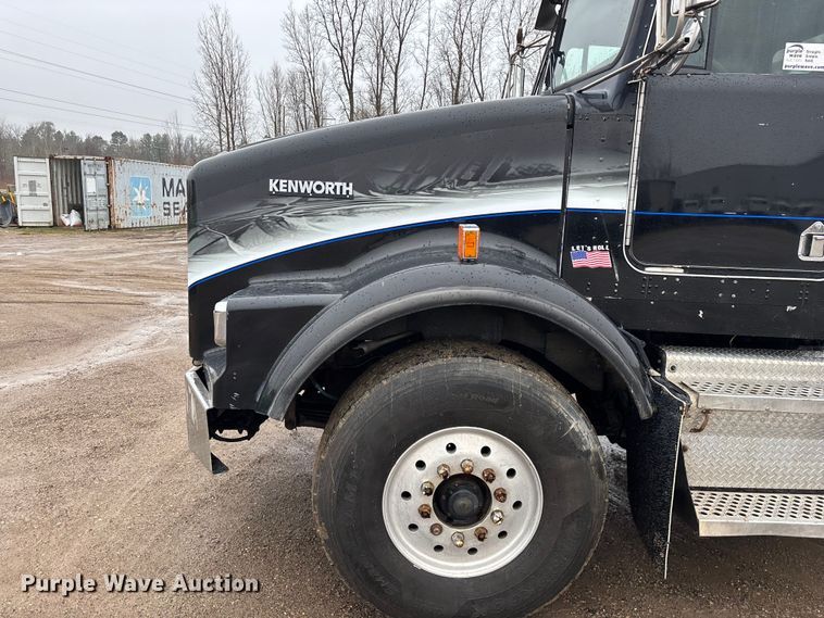 image for item FG0218 2004 Kenworth T800B semi truck